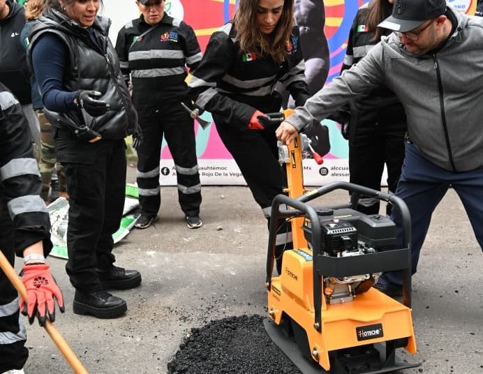 Alessandra Rojo supervisa la reparación de baches en Santa María la Ribera durante la jornada Bachéale
