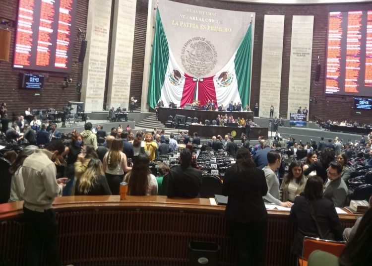 Diputados durante la sesión en la Cámara de Diputados para debatir la Ley de Amparo