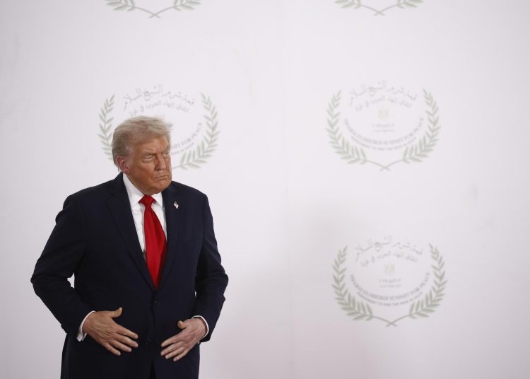 Donald Trump y líderes de Egipto, Turquía y Catar firman del acuerdo de paz en Sharm el Sheij. EFE/EPA/YOAN VALAT / POOL
