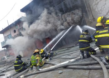 Siete horas de trabajo y 12 bomberos intoxicados por incendio en Ecatepec