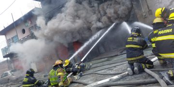 Siete horas de trabajo y 12 bomberos intoxicados por incendio en Ecatepec