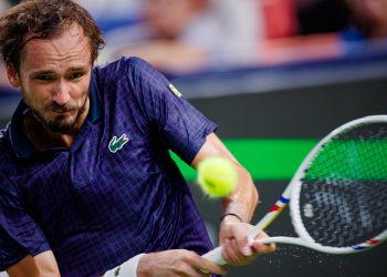 Medvedev avanza en Shangai