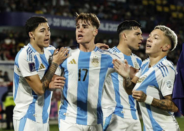 AMDEP6640. SANTIAGO (CHILE), 15/10/2025.- Mateo Silvetti (c) de Argentina celebra un gol este miércoles, en un partido de las semifinales de la Copa del Mundo Sub-20 entre Argentina y Colombia en el estadio Nacional Julio Martínez Prádanos, en Santiago (Chile). EFE/ Osvaldo Villarroel