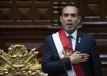 Presidente interino de Perú lidera operativo masivo en cárceles