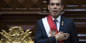 Presidente interino de Perú lidera operativo masivo en cárceles