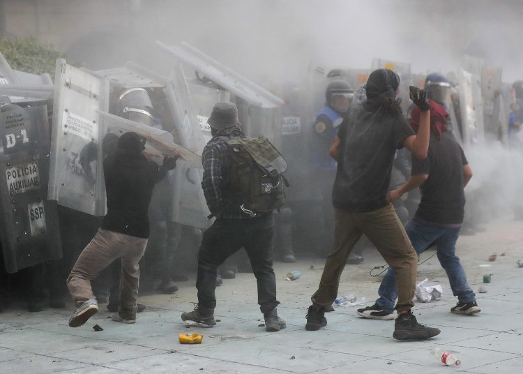 Policías de CDMX heridos en marcha del 2 de octubre recibirán bono compensatorio | FOTO EFE