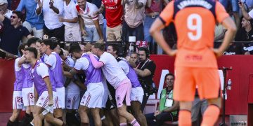 El defensa del Sevilla José Carmona celebra su gol contra el Barcelona