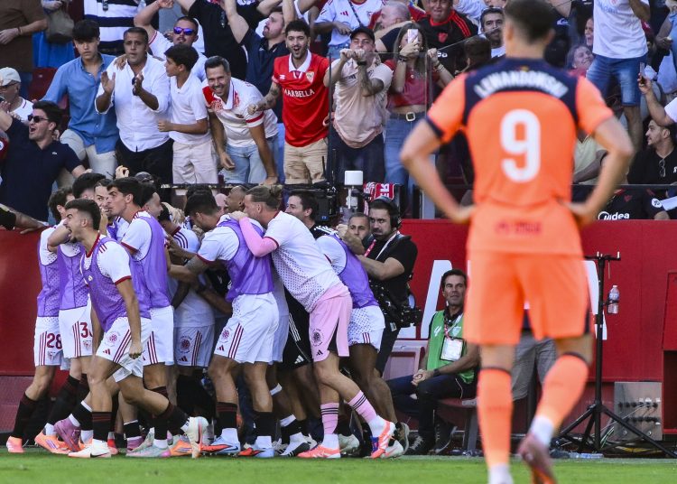 El defensa del Sevilla José Carmona celebra su gol contra el Barcelona