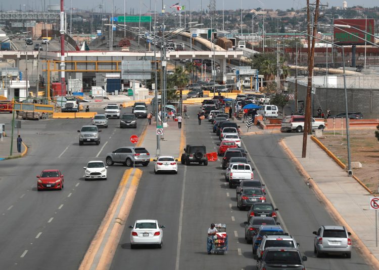 Personas hacen fila en sus vehículos en el puente Internacional Córdova de las Américas para cruzar a Estados Unidos este miércoles, en Ciudad Juárez Chihuahua (México). El cierre de gobierno federal en Estados Unidos provoca ya afectaciones en los cruces entre Ciudad Juárez (México) y El Paso (Estados Unidos) debido a la reducción de agentes de la Oficina de Aduanas y Protección Fronteriza asignados a las garitas, lo que ha generado largas filas de vehículos y retrasos de varias horas. EFE/Luis Torres