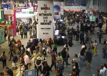 Foto del recinto de la FIL de Guadalajara lleno de público y stands de libros.