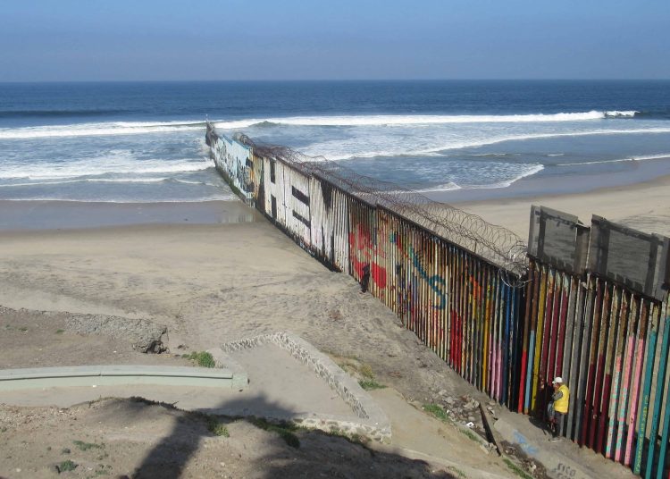 Multa de 5 mil dólares para quienes crucen sin autorización hacia Estados Unidos.