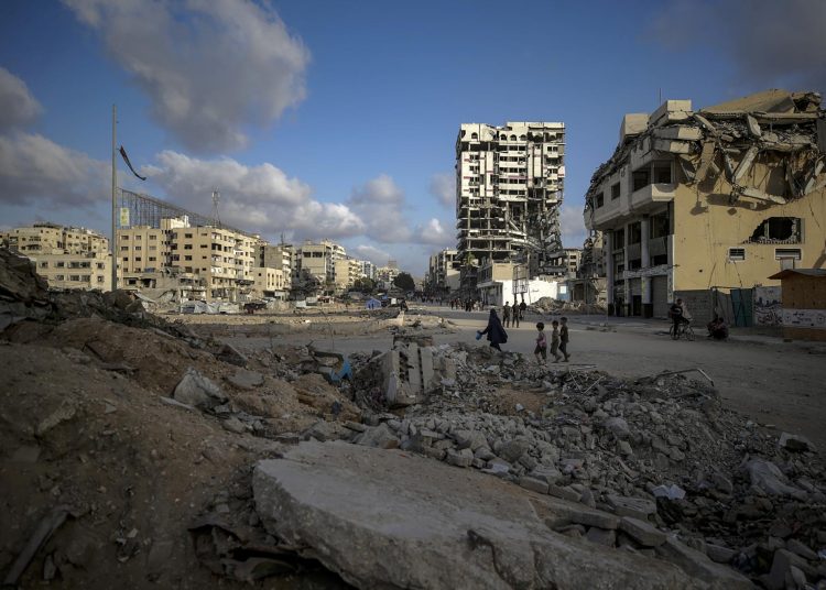 Donald Trump anunció la próxima culminación de la primera fase de su plan de paz en Gaza, buscando la liberación de rehenes y el fin del conflicto. EFE/EPA/MOHAMMED SABER