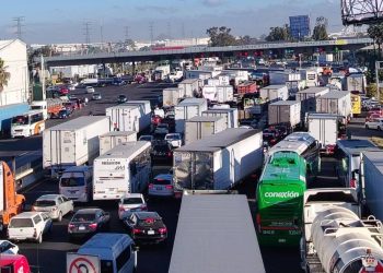 Transportistas y grulleros bloquean vialidades en Naucalpan