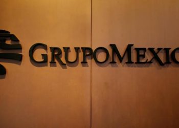Grupo México en conferencia de prensa, con elementos corporativos de fondo.