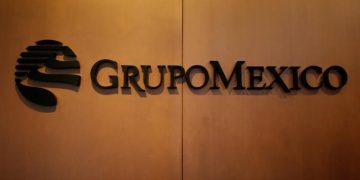 Grupo México en conferencia de prensa, con elementos corporativos de fondo.