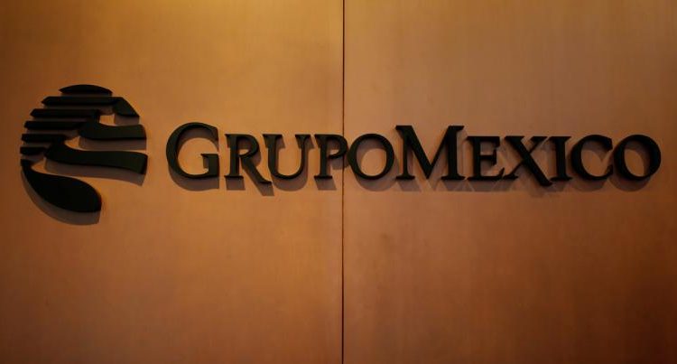 Grupo México en conferencia de prensa, con elementos corporativos de fondo.