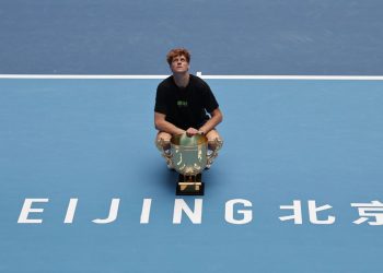 Jannik Sinner se corona en Pekín tras vencer a Tien en la final