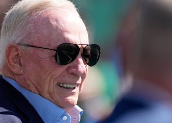 Jerry Jones quería levantar el pulgar pero se equivocó