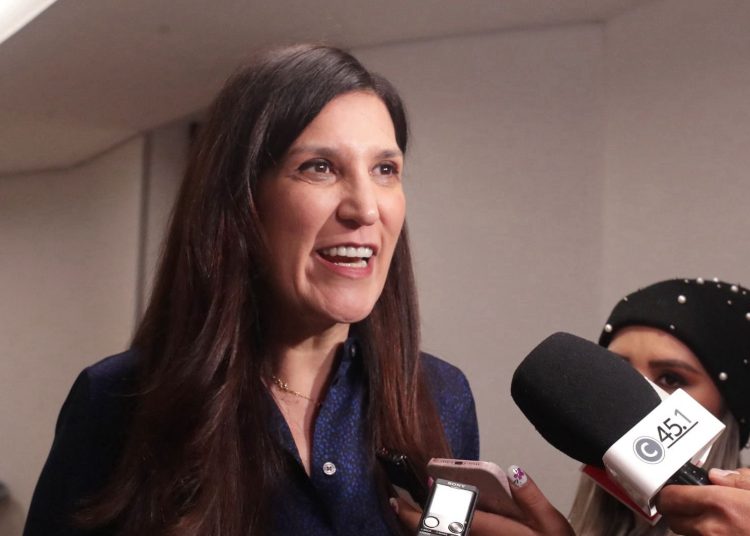 La presidenta de la Cámara de Diputados, Kenia López Rabadán, supervisa la publicación de la iniciativa.