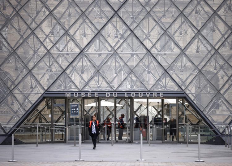 Antonio Saborit en Oviedo, director del Museo Nacional de Antropología, expresa su indignación por el robo en el Louvre. EFE/EPA/YOAN VALAT