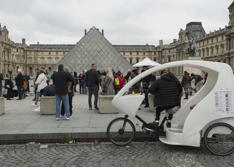 Turistas decepcionados frente al Louvre tras el cierre por el robo de joyas. EFE/ Edgar Sapiña Manchado