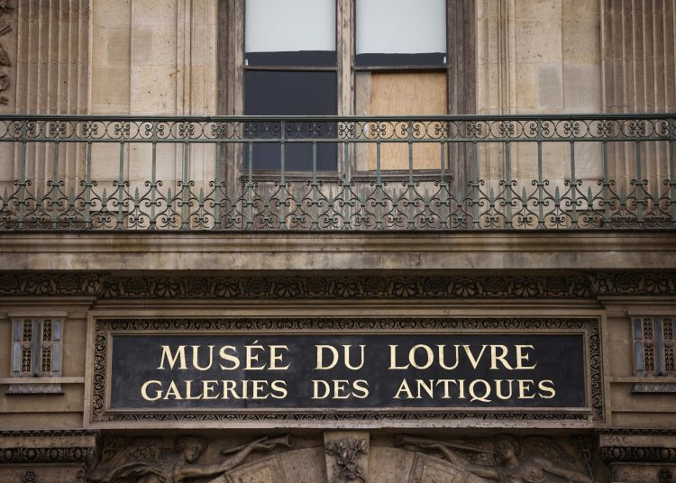 Museo del Louvre reabre tras el robo millonario en la Galería de Apolo. EFE/EPA/YOAN VALAT