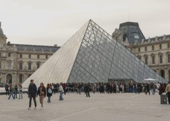 Detienen a dos sospechosos del robo de joyas del Louvre en París