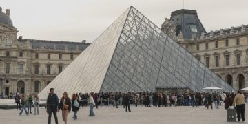 Detienen a dos sospechosos del robo de joyas del Louvre en París
