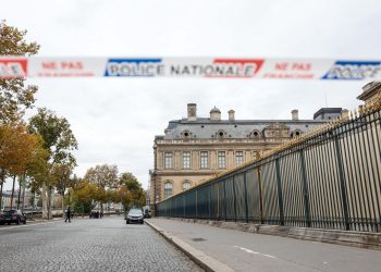 Un robo de joyas de valor incalculable en el Louvre rápido y profesional