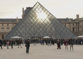 Robo en el Louvre: siete detenidos y continúa la búsqueda de un ladrón