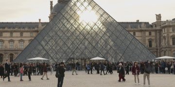Robo en el Louvre: siete detenidos y continúa la búsqueda de un ladrón