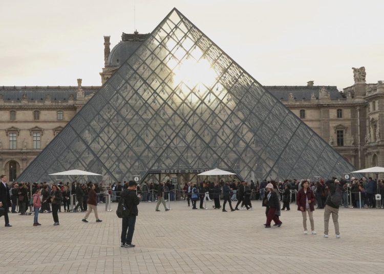 Detenidos del robo del Louvre enfrentan prisión preventiva por robo organizado. EFE/ Edgar Sapiña Manchado.