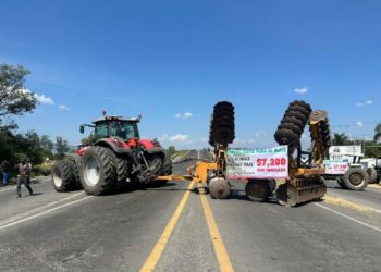Bloqueo de productores de maíz en la Autopista 54D Guadalajara-Colima.