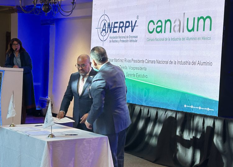 Convenio ANERPV-CANALUM: Representantes de ambas instituciones durante la firma del acuerdo para prevenir el robo de metales en México