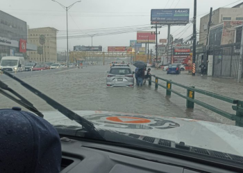 “Vehículos varados en calles inundadas de Monterrey tras lluvias intensas del 8 de octubre de 2025.”