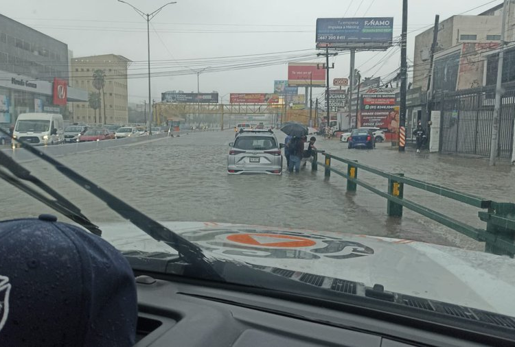 “Vehículos varados en calles inundadas de Monterrey tras lluvias intensas del 8 de octubre de 2025.”