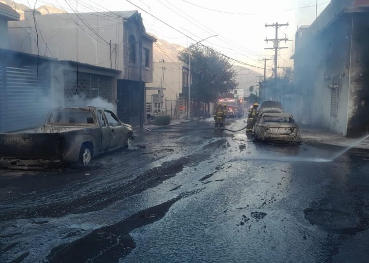 Incendio en taller de Santa Catarina consume vehículos y casas