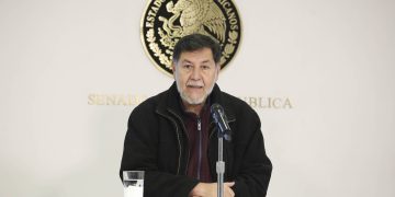 “No tengo porque transparentar quien me pagó vuelo privado”, asegura Fernández Noroña