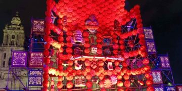 ofrenda monumental instalada en el Zócalo capitalino