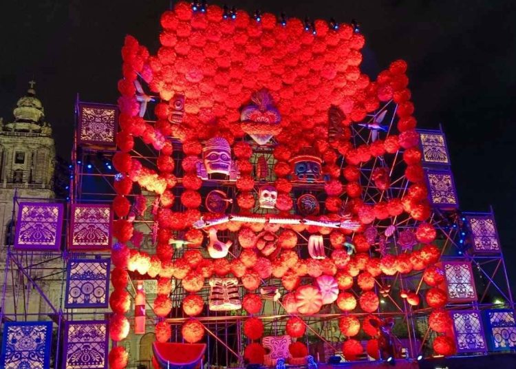 ofrenda monumental instalada en el Zócalo capitalino