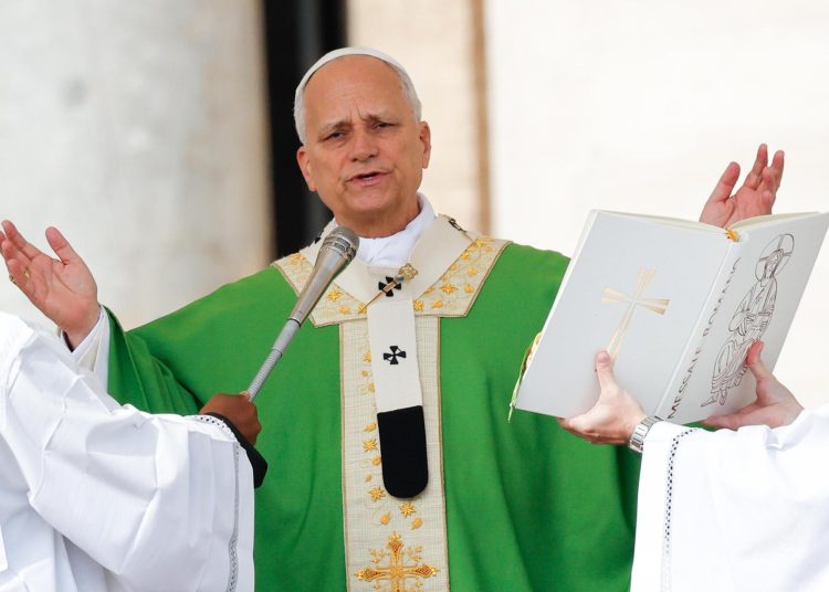 El papa León XIV durante el rezo del Ángelus en la Plaza de San Pedro, pidiendo paz en Gaza y Ucrania. EFE/EPA/GIUSEPPE LAMI