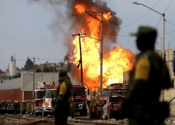 Explosión en ductos de Pemex provoca evacuación de hospital en Puebla