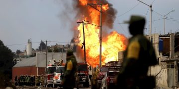 Explosión en ductos de Pemex provoca evacuación de hospital en Puebla