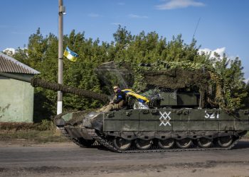 Soldados rusos jóvenes durante entrenamiento militar