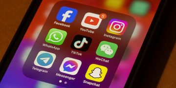 Impacto de redes sociales en adolescentes: Expertos advierten riesgos de trastornos alimentarios y psicológicos