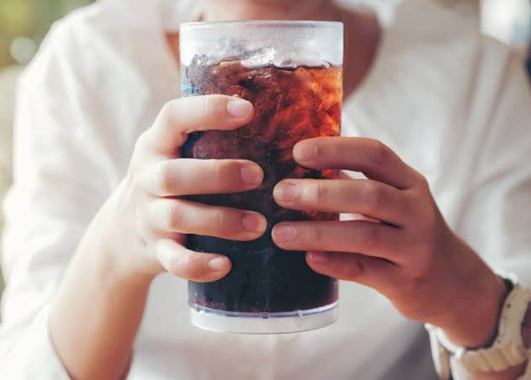 Claudia Sheinbaum explica que el objetivo del IEPS en refrescos es reducir el consumo de azúcar en un 30% para 2027