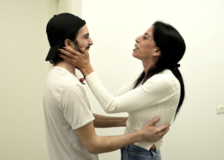 El rehén Matan Zangauker se reúne con su familia en el punto de recepción inicial este lunes en Jerusalén. El Ejército de Israel confirmó que los últimos 13 rehenes que quedaban con vida en Gaza están ya en manos de la Cruz Roja, que los conducirá a Israel, informa un comunicado castrense. EFE/Ejército de Israel