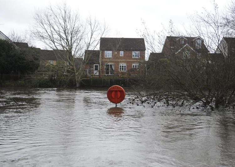 Residentes de Inglaterra y Gales denuncian la contaminación de los ríos Wye, Lugg y Usk por desechos avícolas y aguas residuales. EFE