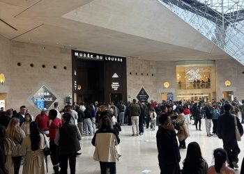 “Turistas recorren el Louvre tras su reapertura parcial luego del robo de joyas de la corona francesa”