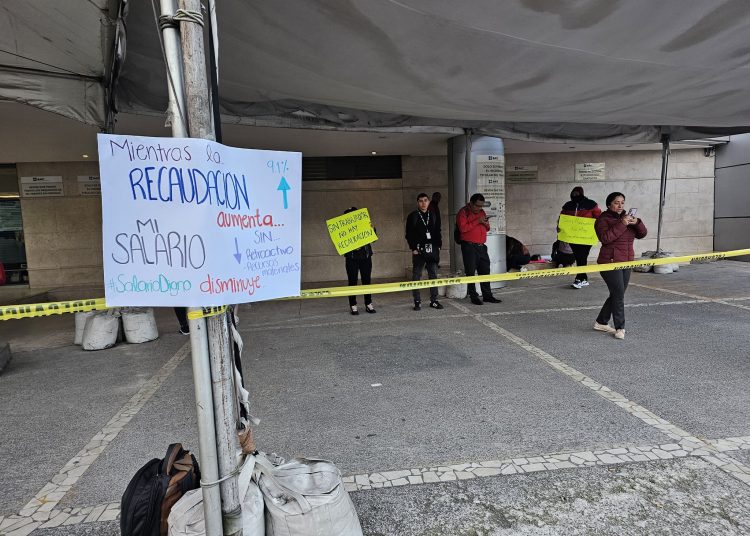 Trabajadores del SAT bloquean la entrada de la oficina en Viaducto para exigir pago de retroactivos
